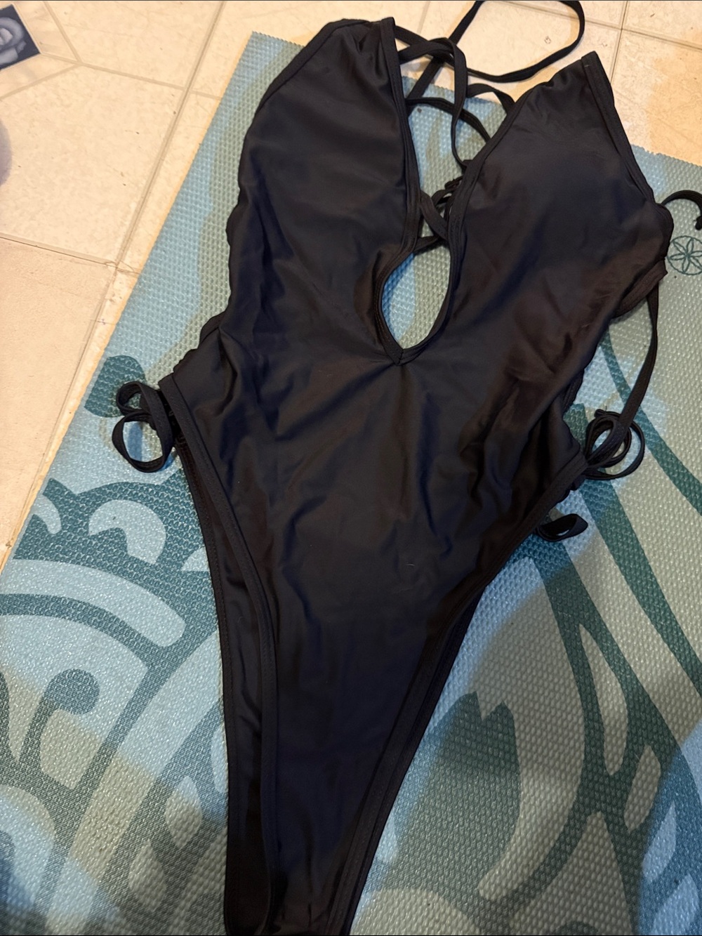 SHEIN Black High-Leg One-Piece Swimsuit with Keyhole and Strappy Sides